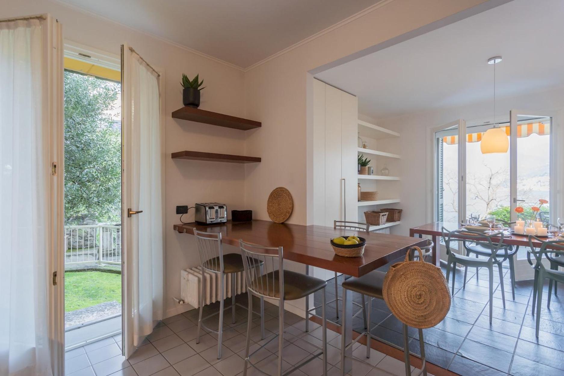 Apartment Besana 9 On The - Private Garden & Parking By Rent